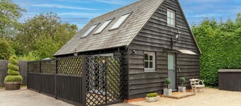 Timber Lodge - sleeps 2 guests  in 1 bedroom
