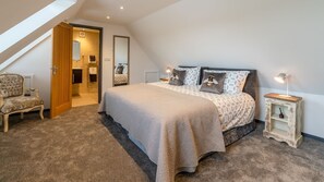 1 bedroom, iron/ironing board, travel cot, free WiFi - Timber Lodge - sleeps 2 guests  in 1 bedroom (Near Oxford)