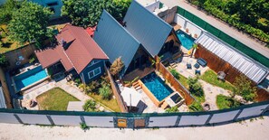 Il s’agit d’une propriété résidentielle dotée d’une piscine, d’une cour arrière clôturée et d’un garage indépendant.