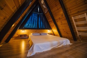 Luxe beddengoed, donsdekens, een bureau, een laptopwerkplek