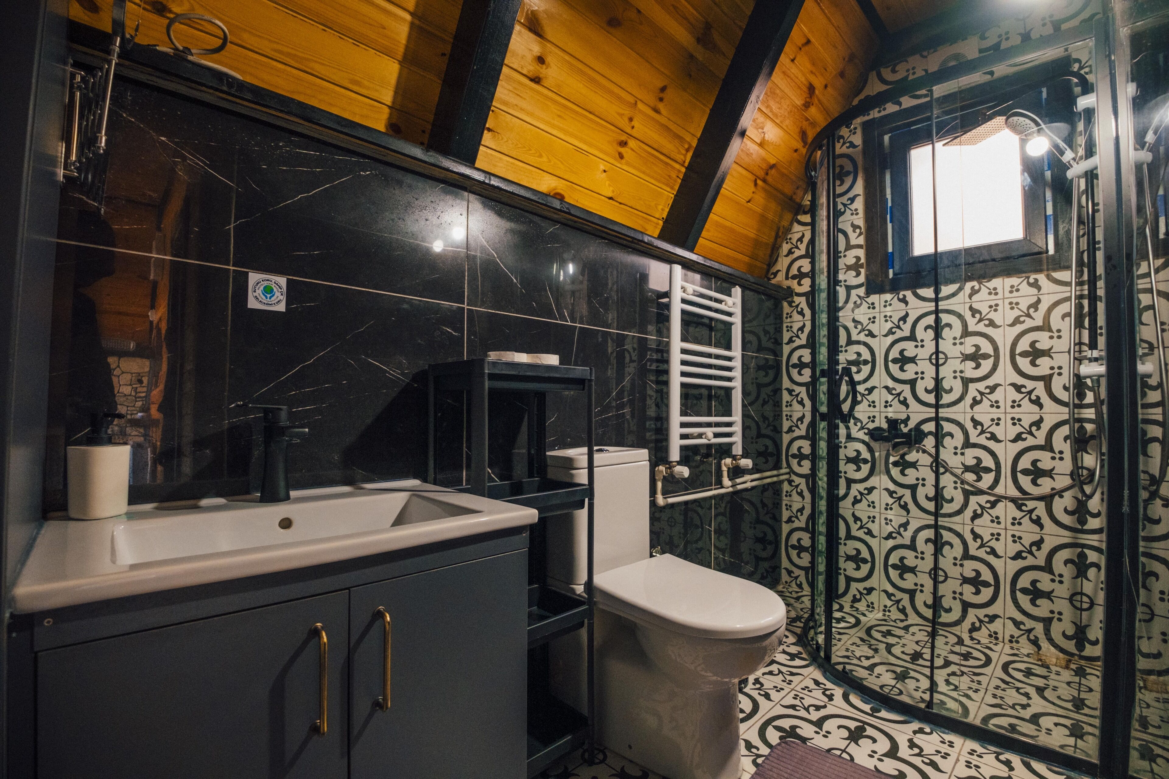 奢华平房 | 浴室 | 吹风机、拖鞋、毛巾、肥皂