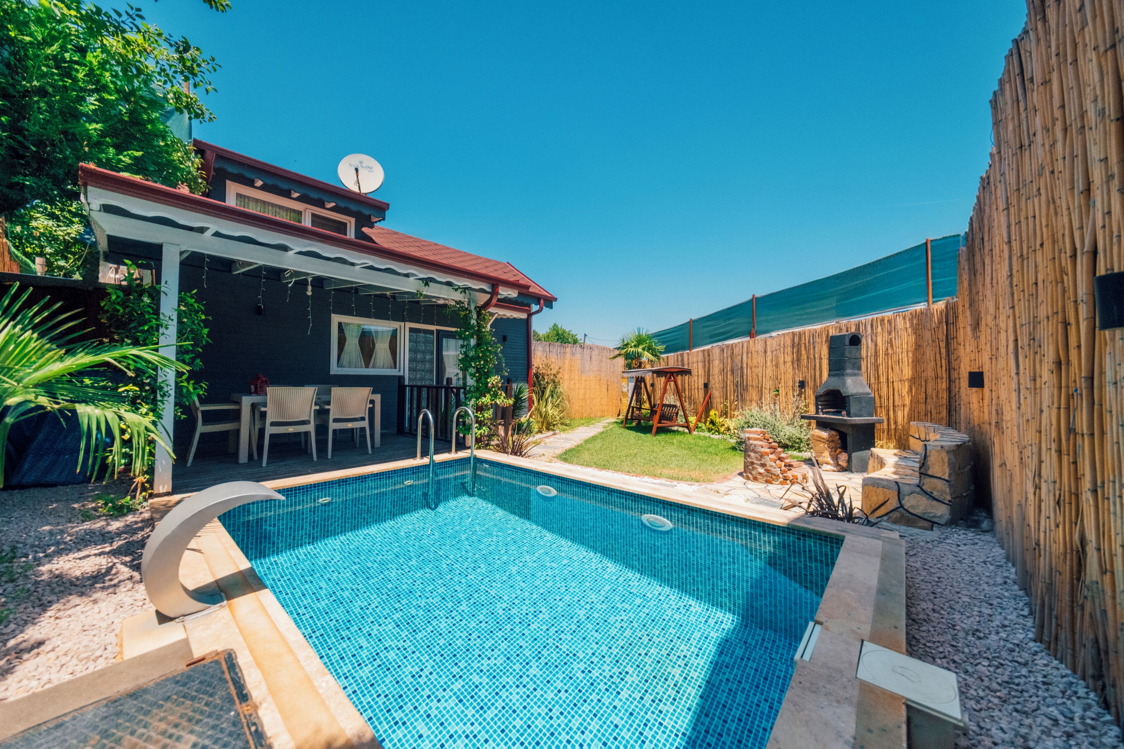 家庭平房 | 高档床上用品、羽绒被、办公桌、笔记本电脑工作区