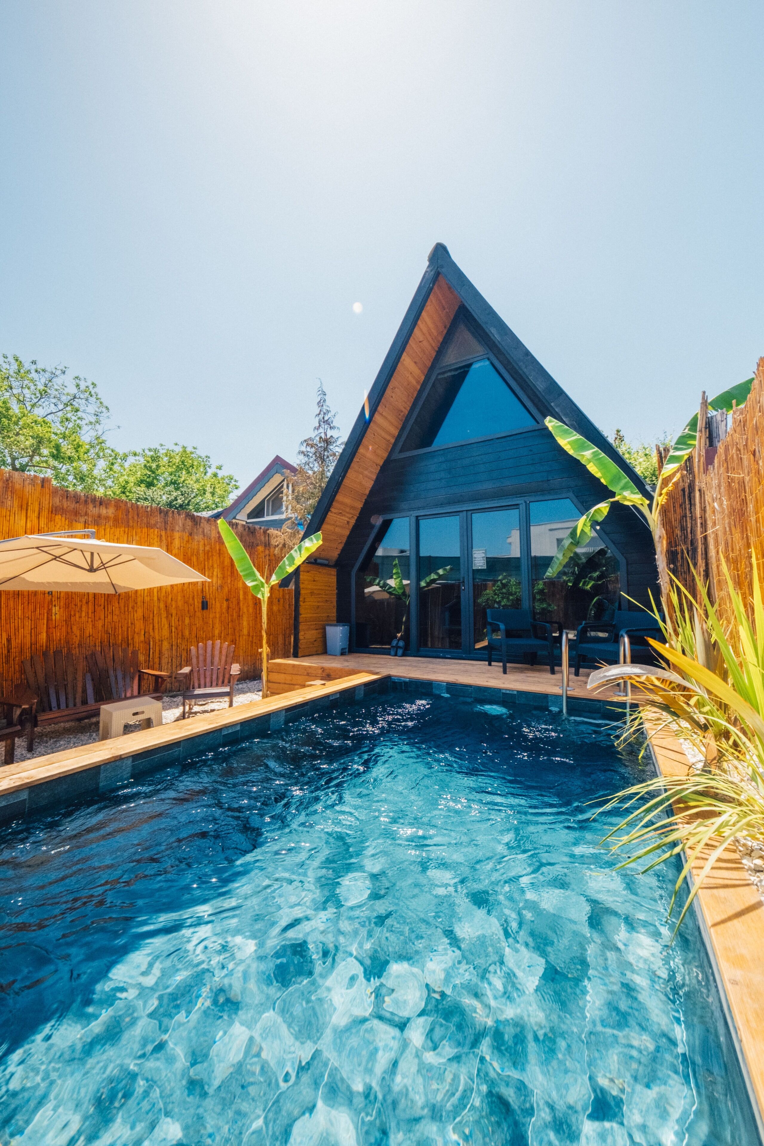 Elite Bungalow | Premium bedding, down comforters, desk, laptop workspace