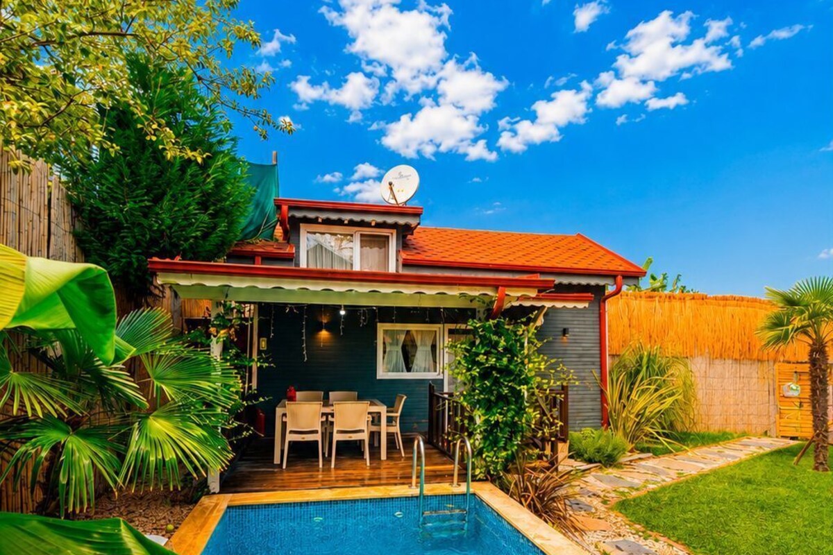 Family Bungalow | Premium bedding, down duvets, desk, laptop workspace