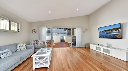 Bentley Beach Villa, with swimming pool in Nelson Bay