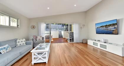 Bentley Beach Villa, with swimming pool in Nelson Bay