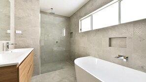 Badewanne, Haartrockner, Handtücher