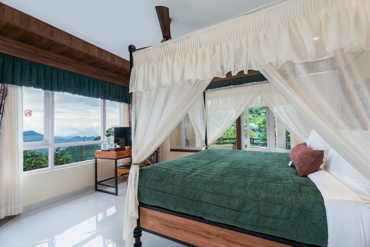 Premium Attic Room with Mountain View | 書桌、隔音、免費無線上網