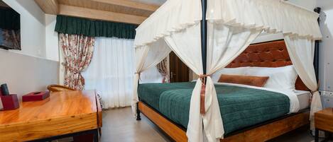 Une chambre à coucher avec un lit en bois, une literie verte, un bureau en bois et une chaise.