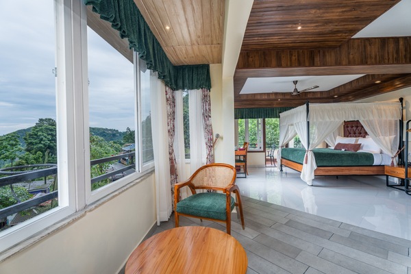 Premium Attic Room with Mountain View | Desk, soundproofing, WiFi (free)