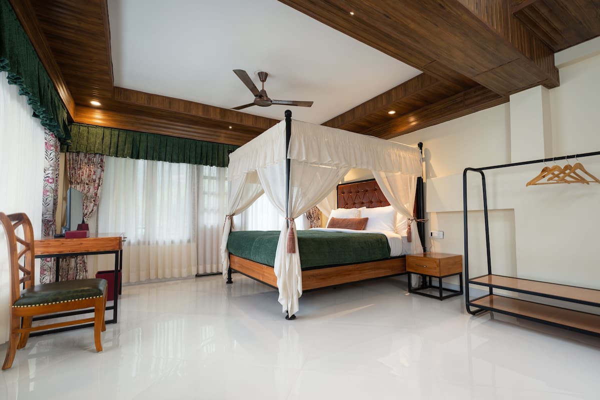 Premium Suite with Balcony | 書桌、隔音、免費無線上網