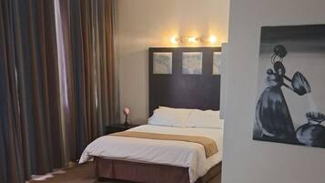 1 habitación, tabla de planchar con plancha, wifi gratis y ropa de cama