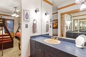2 Schlafzimmer, BĂŒgeleisen/BĂŒgelbrett, kostenloses WLAN, BettwĂ€sche