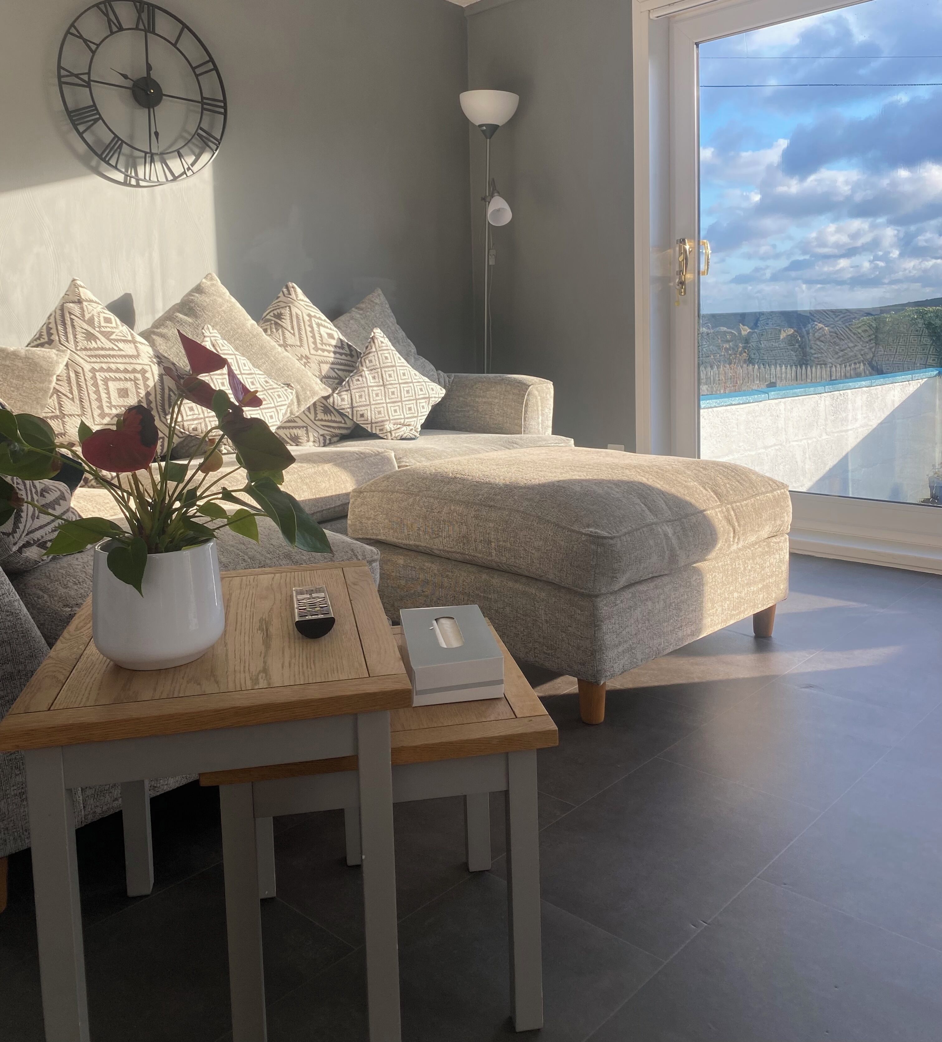 Smart-TV, Bücher, Stereoanlage