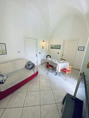 TV - Elegant First-Floor Apartment with Balcony in Lecce's Historic Center (Lecce)