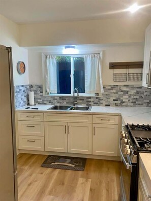 Refrigerador, microondas, horno y parrilla de estufa