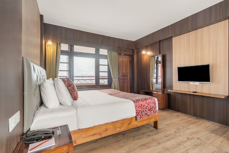 Room with Private Balcony | Soundproofing, iron/ironing board, free WiFi