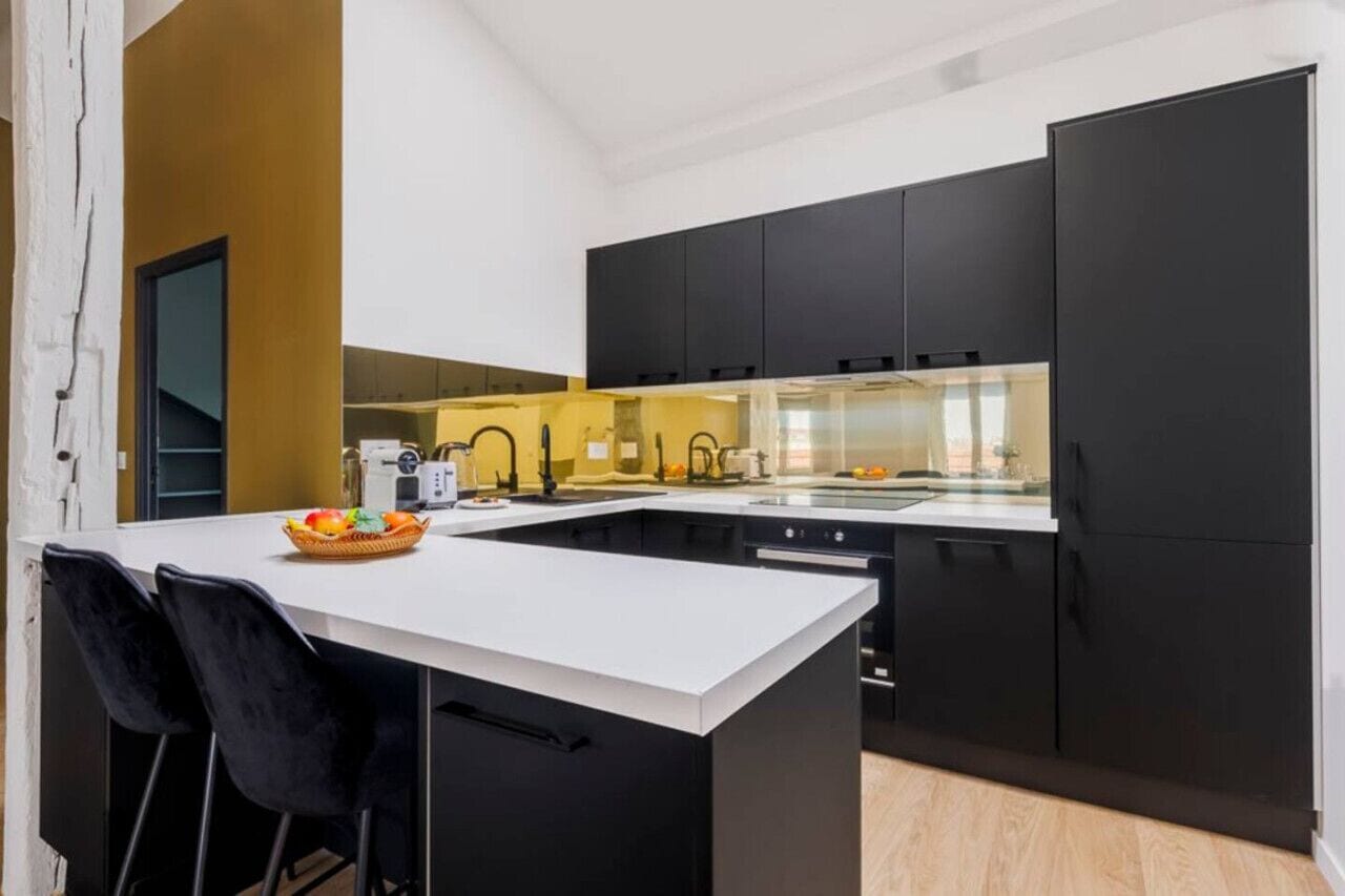 Fridge, oven, dishwasher, coffee/tea maker