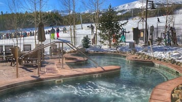 Kolam renang indoor dan sebuah kolam renang air hangat