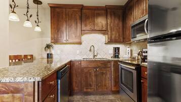 Lemari es, microwave, oven, dan kompor