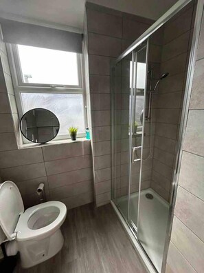 Departamento | Baño | Regadera, secadora de cabello, toallas, papel de baño 