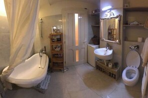 Hair dryer, bidet, towels, soap - vintige apartament in the old center (Cluj-Napoca)