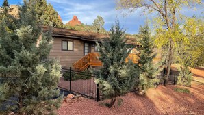 A house with a wooden staircase, surrounded by evergreen trees and a gravel driveway. - Sedona Forest Villa Land Nature Lover S Private Paradise (Sedona)