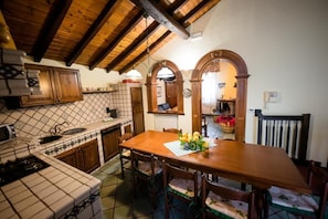 Kühlschrank, Ofen, Herdplatte, Wasserkocher