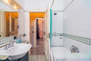 Dusche, Haartrockner, Bidet, Handtücher