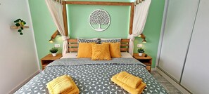 2 عدّة غرف نوم وخزنة داخل الغرفة ومكواة/لوح كي وسرير سفر