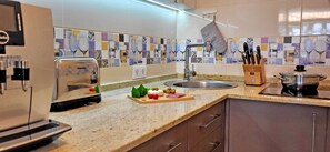 ثلاجة، ميكروويف، فرن، موقد طهي مسطح