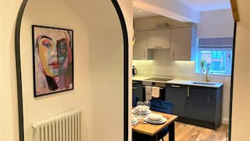 ์ํํธ | 2 ๊ฐ์ ์นจ์ค