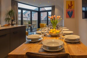 House | 5 bedrooms, desk - Escape 2 Unwind At The Parade Accommodates 10 (York)