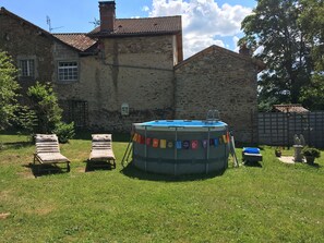 Außenpool (je nach Saison geöffnet), Sonnenschirme, Liegestühle