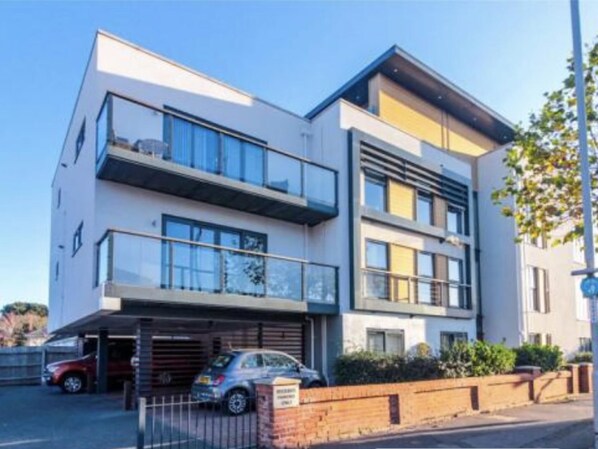 Exterior - Charming 2-bed Apartment in Christchurch (Christchurch)