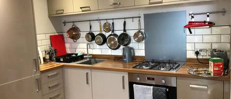 Apartamento | Cozinha privada | Geladeira, micro-ondas, fogão, cooktop