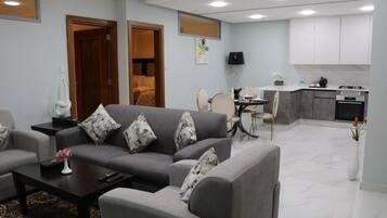 Suite – president | Oppholdsområde | En 42-tommers LCD-TV med Parabol-TV