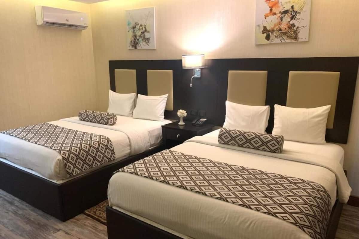 Habitación superior con 2 camas individuales | Ropa de cama de alta calidad, escritorio, sistema de insonorización