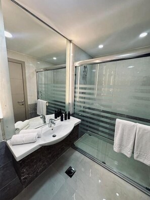 Deluxe-Doppelzimmer, 1 King-Bett | Badezimmer