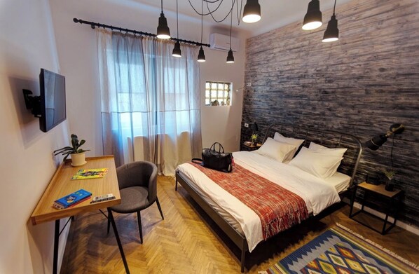 Comfort Double Room, Shared Bathroom | Iron/ironing board, free WiFi, bed sheets - Hostello (Bucharest)