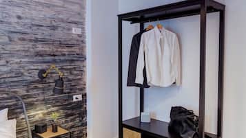 Tabla de planchar con plancha, wifi gratis y ropa de cama