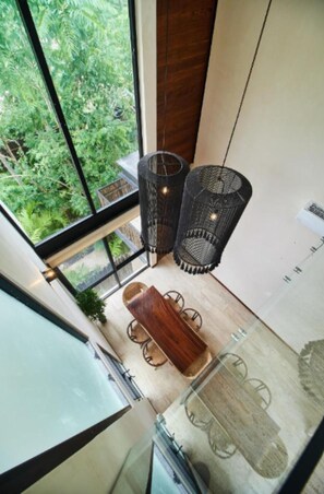 Departamento Deluxe, 2 habitaciones, 2 baños, junto a la alberca | Área de sala de estar | Smart TV