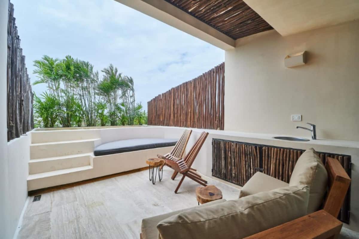 Apartemen Deluks, 2 kamar tidur, 2 kamar mandi, di pinggir kolam renang | Teras/patio