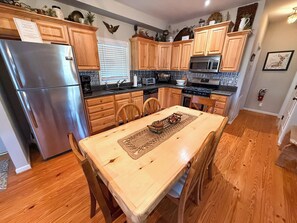 Refrigerador, microondas, horno, placa de cocina