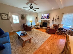 Smart TV, chimenea, futbolito y tenis de mesa