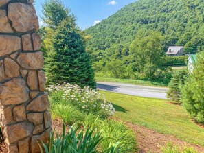 Property grounds - Bluff Mtn Retreat 4BR/3BA w/Hot Tub, Game Table, Gas F/P Near West Jefferson (West Jefferson)