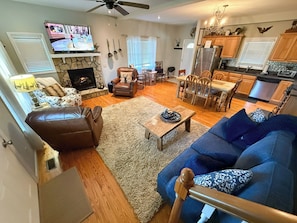 Smart TV, chimenea, futbolito y tenis de mesa