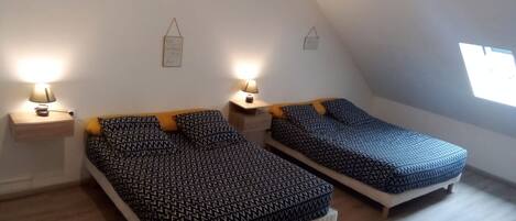 基本套房, 2 張標準雙人床 | 搖籃/嬰兒床、免費無線上網、床單