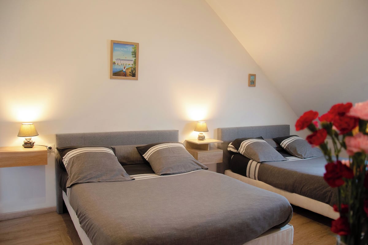 Basic Suite, 2 Double Beds | Cribs/infant beds, free WiFi, bed sheets