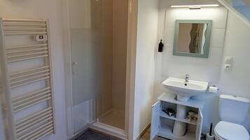 Eenvoudige suite, 2 tweepersoonsbedden | Badkamer | Een douche, gratis toiletartikelen, een haardroger, handdoeken